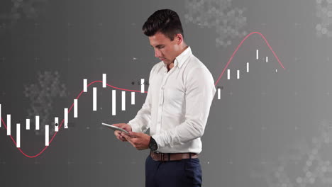 Animación-Del-Procesamiento-De-Datos-Financieros-Sobre-Un-Hombre-De-Negocios-Caucásico-Usando-Una-Tableta