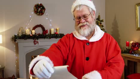 Papá-Noel-Leyendo-Una-Lista