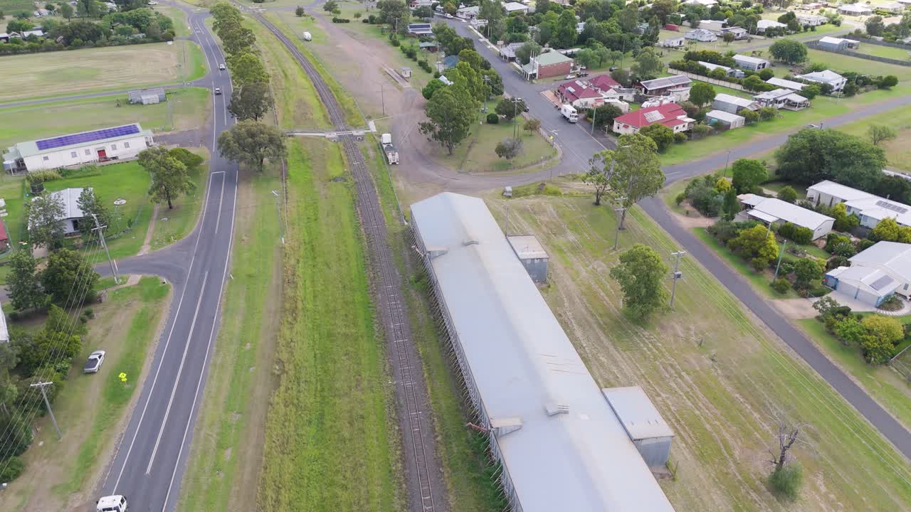 tren y camión que se mueven a lo largo de vías paralelas