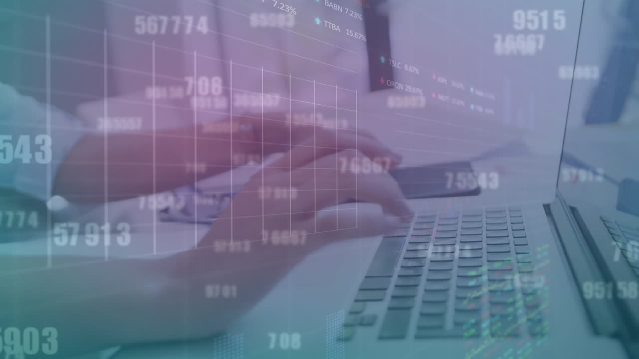 animación de tableros de negociación, números, mujer caucásica trabajando en computadora y usando teléfono móvil