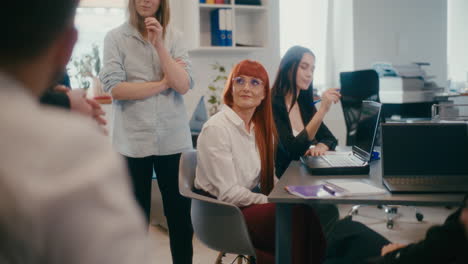 Compañeros-De-Trabajo-Escuchando-A-Sus-Colegas-En-La-Oficina.