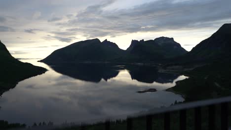 mirador escénico en senja en noruega
