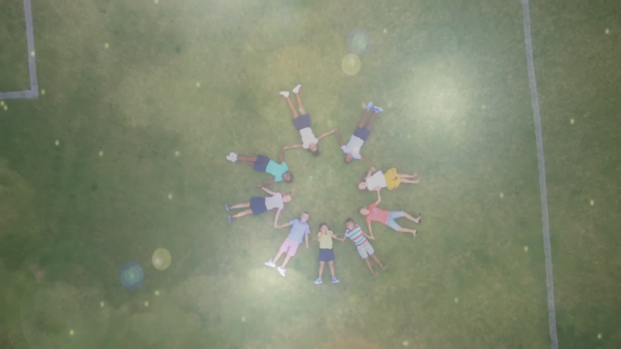 손을 잡고 잔디에 누워 있는 아이들