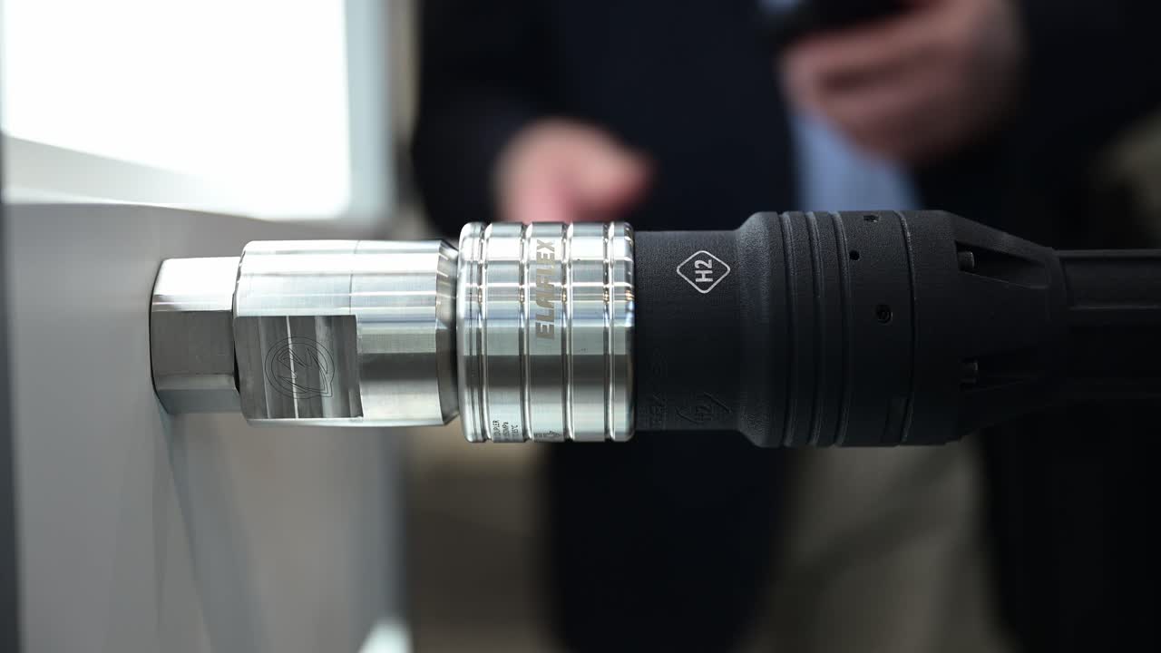 수소 애플리케이션을 위한 커 ⁇ 터, 무역 박람회에서 시연, 손이 커 ⁇ 터를 만져