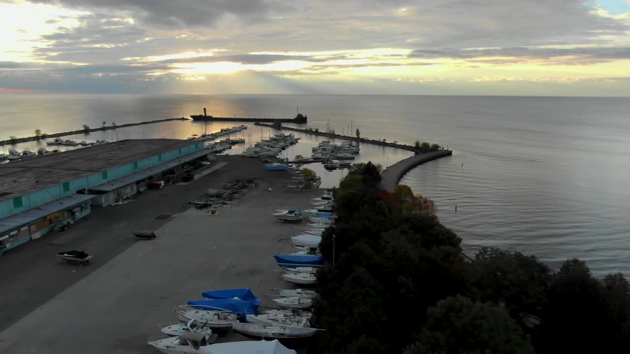 호숫가 항구 너머 미시소거에서 일출의 공중 전망