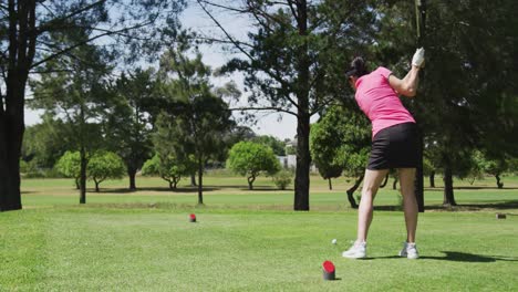 Mujer-Caucásica-Jugando-Al-Golf-Tomando-Un-Tiro-Desde-El-Búnker