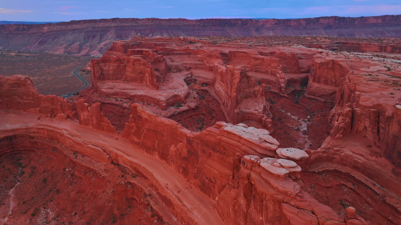 Paesaggio iconico di rocce rosse a forma di muro. Splendide montagne spoglie nell'Arches National Park nello Utah, USA. Vista aerea al tramonto