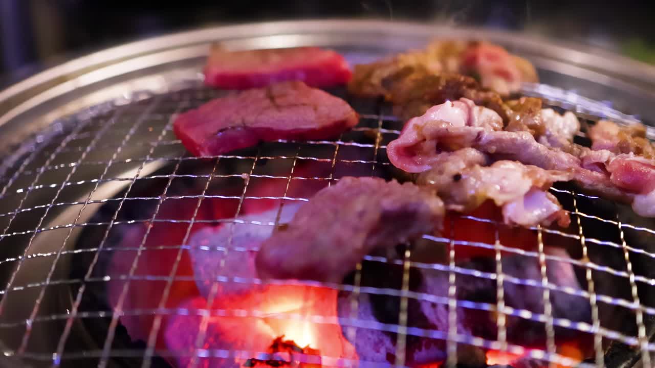 한국 bbq 그릴에서 고기를 는 것