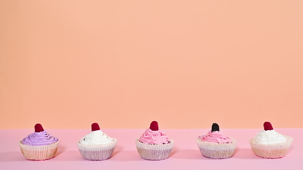 línea de dulces dulces pasteles con crema girando en el tema pastel rosa naranja. detener el movimiento