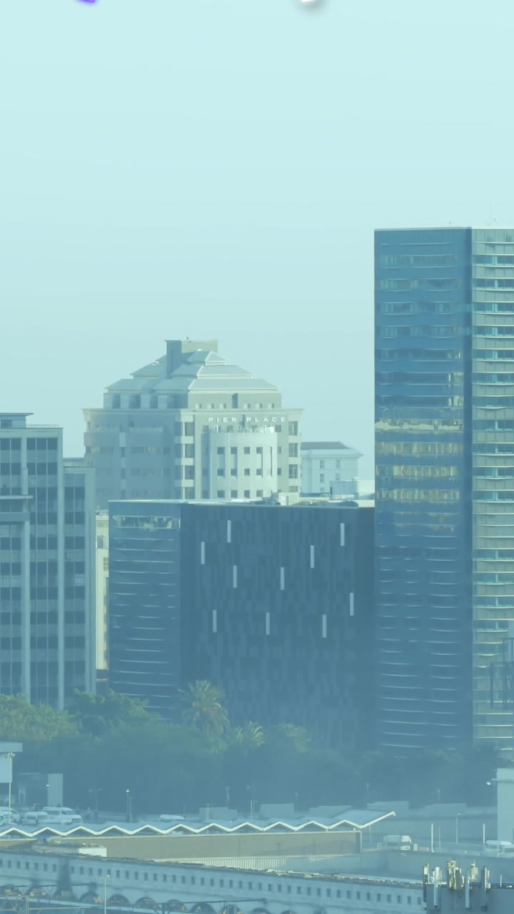 Animazione di numeri che cambiano su una vista aerea di un paesaggio urbano.