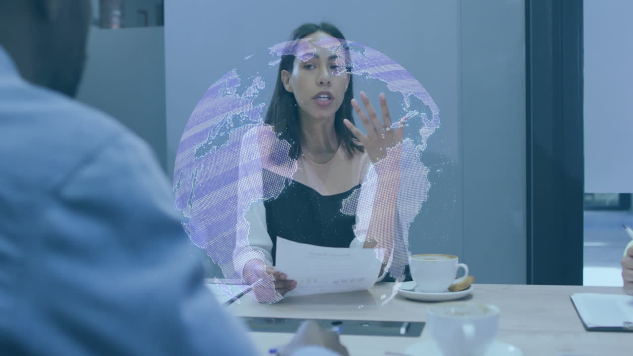 animación del ícono del globo girando sobre un hombre biracial con un documento hablando con sus colegas en la oficina