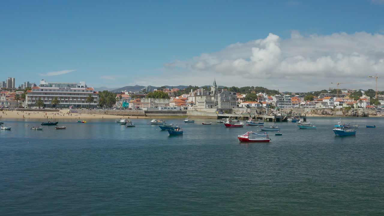 barcos amarrados en aguas tranquilas, hacia el palacio de seixas, pueblo costero de cascais