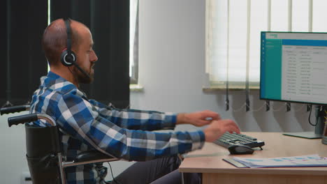 Operador-Discapacitado-Sentado-En-Silla-De-Ruedas-Haciendo-Telemercadeo