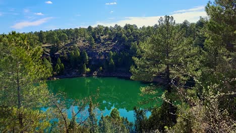 panorámica de una laguna natural en un agujero en el terreno y el reflejo del cielo en aguas turquesas llamativas