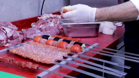 el chef preparó shish kebab en brochetas de metal.