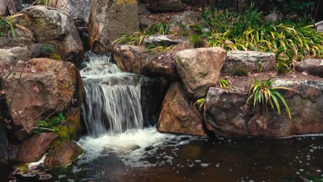 Ruhiger-Bach-Und-Mini-wasserfälle-Im-Asiatischen-Abschnitt-Von-Sarah-P