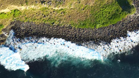 White-Waves-On-Rocky-Edge-Of-Cook-Island-In-New-South-Wales,-Australia