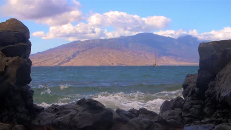 hawaii entre rocas océano montañas cámara lenta
