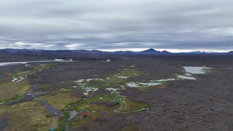 Vasto-Campo-De-Lava-Con-Musgo-En-El-Centro-De-Islandia-En-Un-Día-Nublado