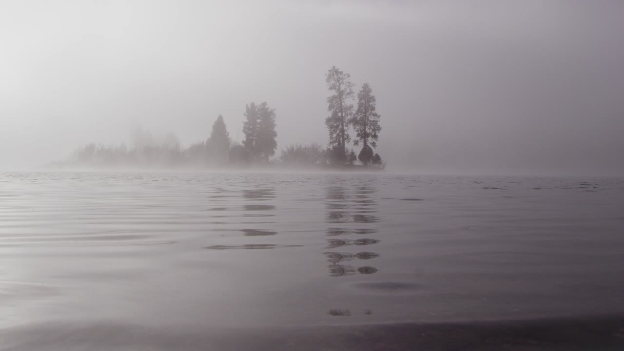 몬태나의 스완 레이크를 가로지르는 안개가 가득한 극적인 장면