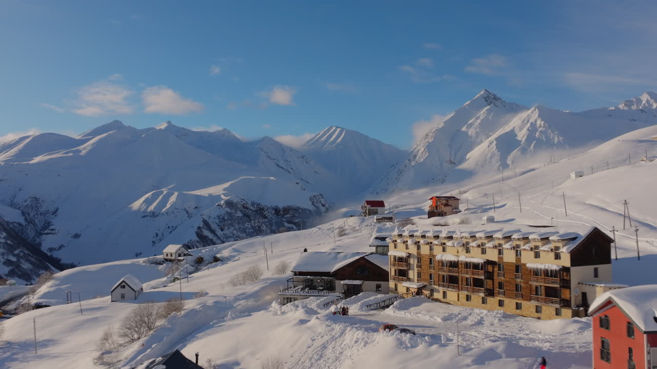 Riprese cinematografiche con drone in 4K che sorvolano Gudauri, rivelando le vaste vette del Caucaso_060