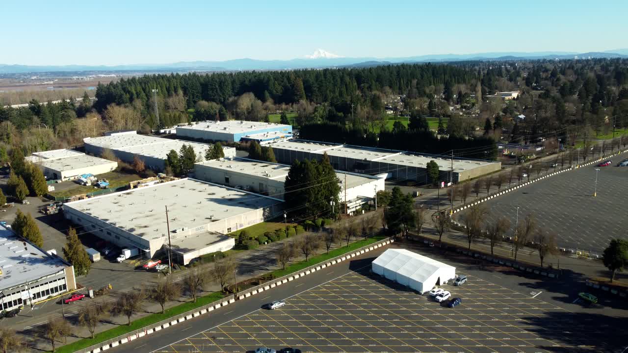 EE. UU., Oregón, Portland, 11-02-2026 - Vista de dron del Puerto de Portland cerca de St Johns, estacionamiento para coches nuevos siendo descargados del barco, en invierno
