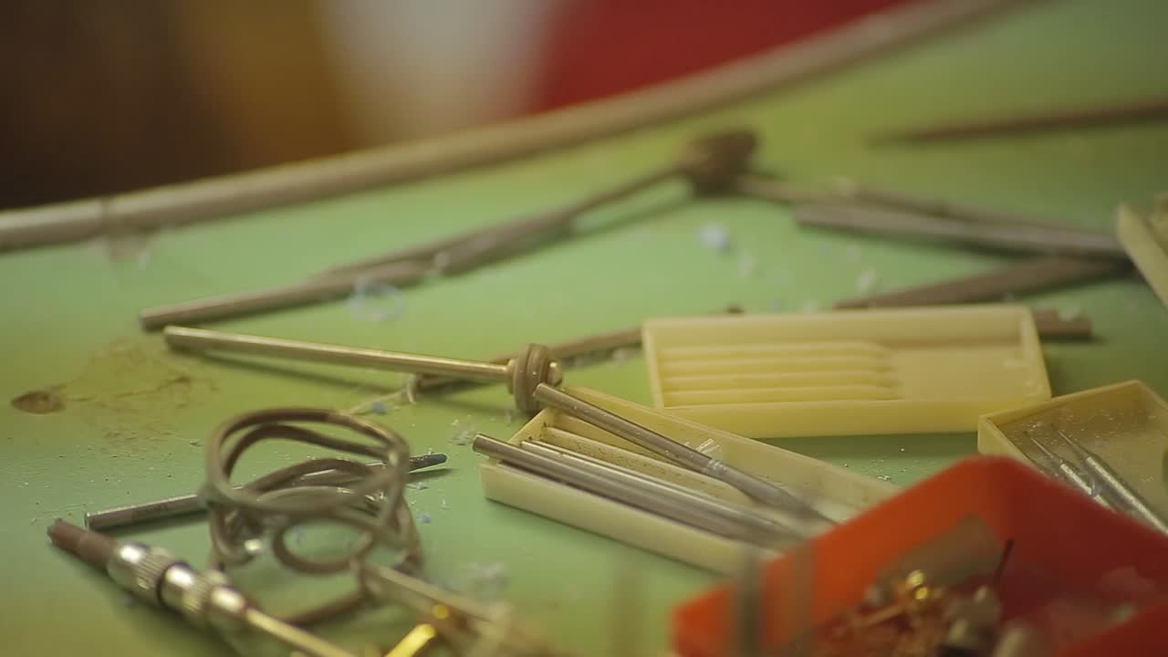 약혼이나 결혼 반지를 만드는 직장에서 이탈리아 금세공인