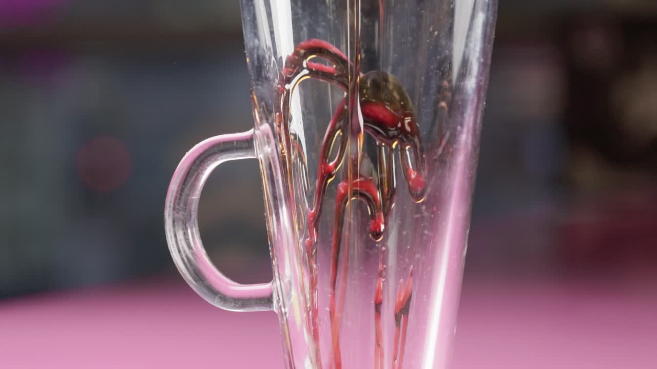 밀 이크 유리 으로 카라멜을 부어 넣는 것