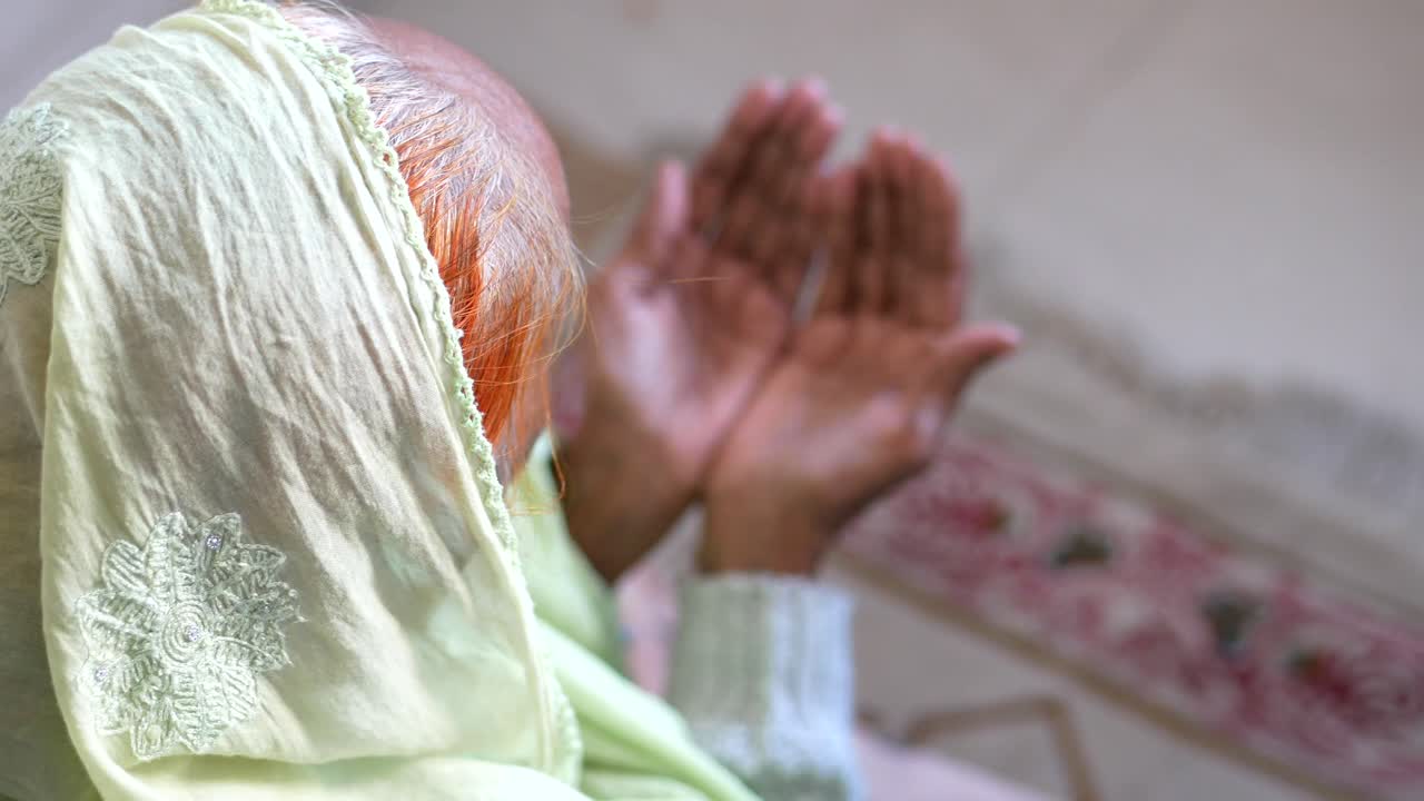 mujer anciana orando