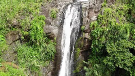 Primer-Plano-épico-Antes-De-La-Hermosa-Cascada-Concord-En-St.