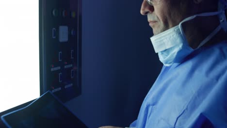 profesionales médicos que trabajan en un hospital