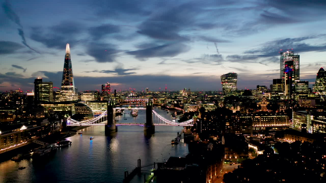 황혼의 타워 브리지, 샤드, 런던 타워를 포함한 템스 강 너머의 런던의 공중 전망