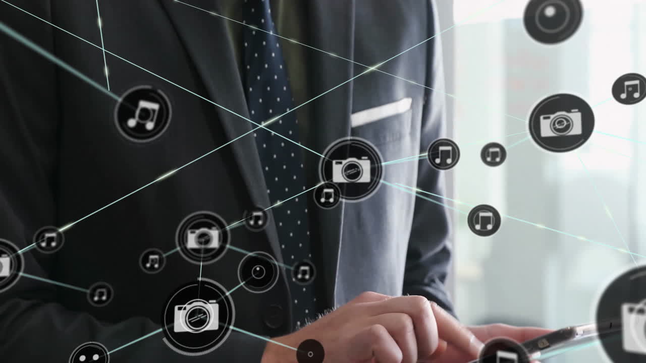 멀티미디어 아이콘과 네트워크 연결 애니메이션을 가진 태블릿을 사용하는 사업가