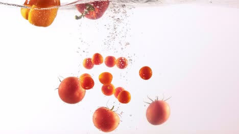 verduras salpicando en el agua