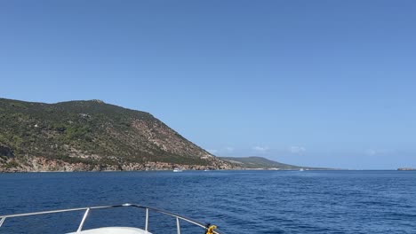 Blick-Vom-Boot-Aus,-Das-Bei-Heißem-Wetter-Im-Großen-Blauen-Meer-Nahe-Der-Küste-Der-Long-Island-Segelt