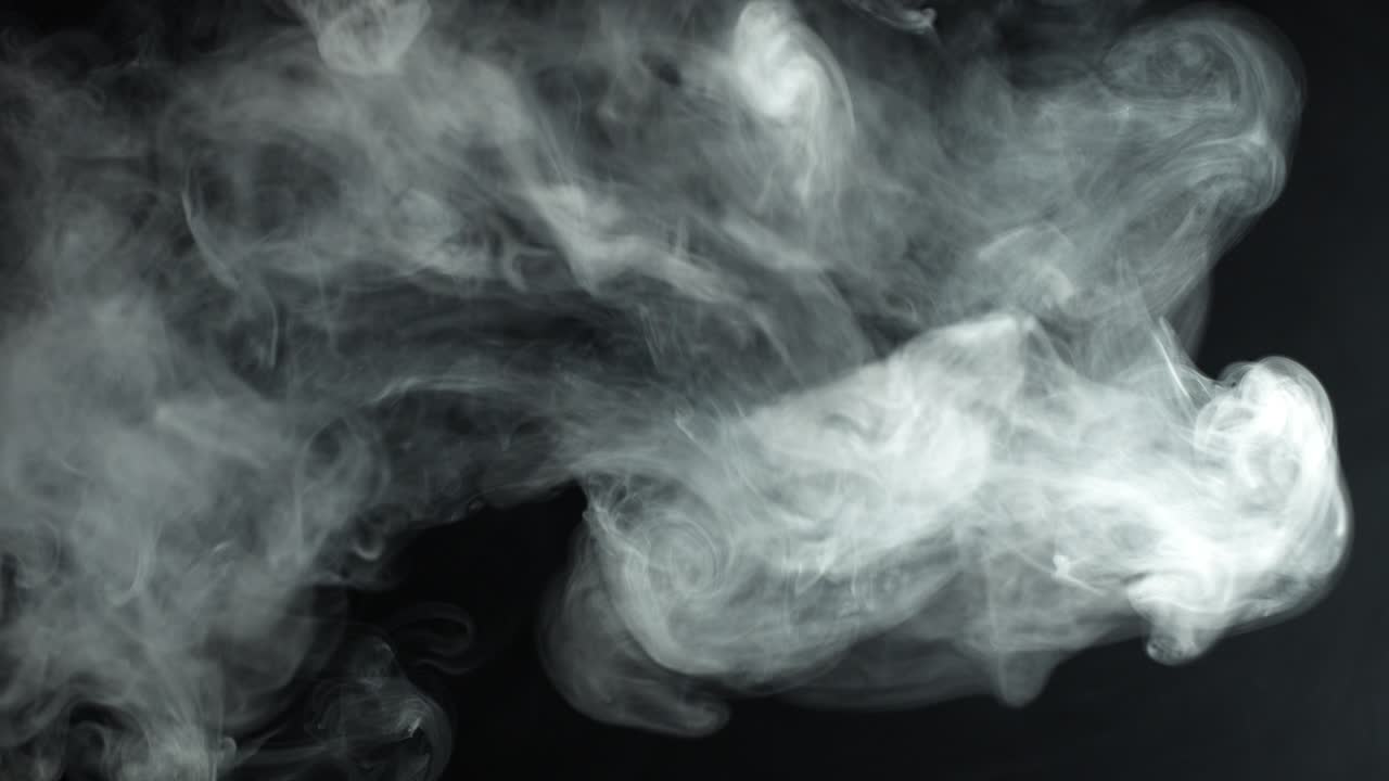 두꺼운 색 연기가 위에서 내려와 사라집니다.