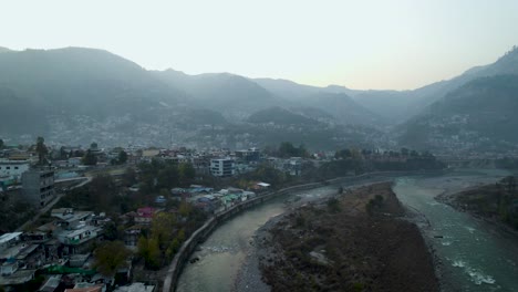 Luftaufnahme-Von-Kaschmir-Muzaffarabd-Mit-Chehla-brücke-Und-Neelum-fluss,-Der-Durch-Das-Rote-Fort-Fließt---Nebliger-Blick-Auf-Muzaffarabad