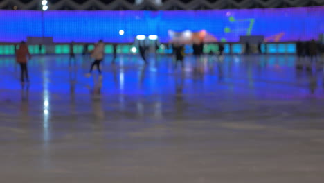 Gente-En-La-Pista-De-Patinaje-Por-La-Noche