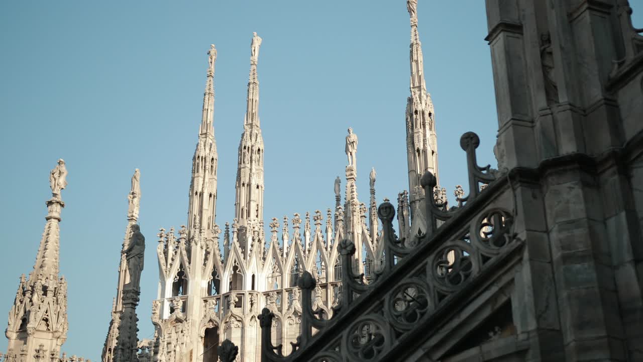 Esculturas de santos y mártires decorando la Catedral de Milán, Duomo di Milano