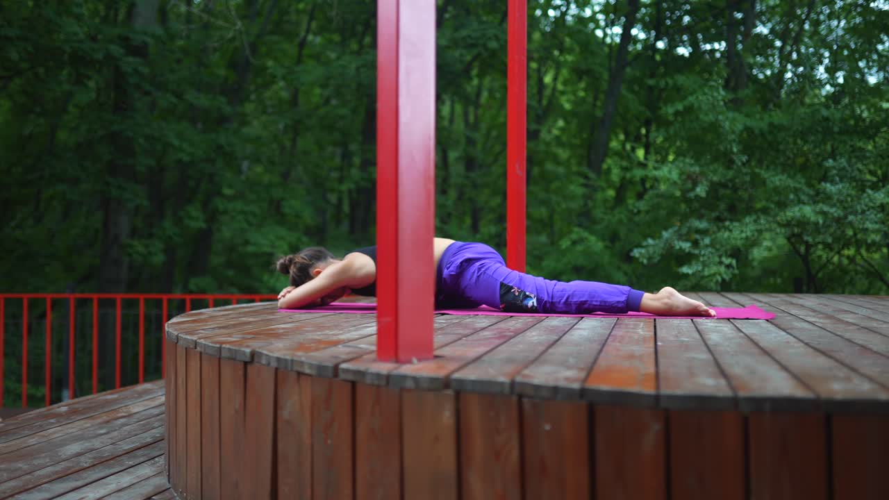 mujer practicando yoga al aire libre en un parque