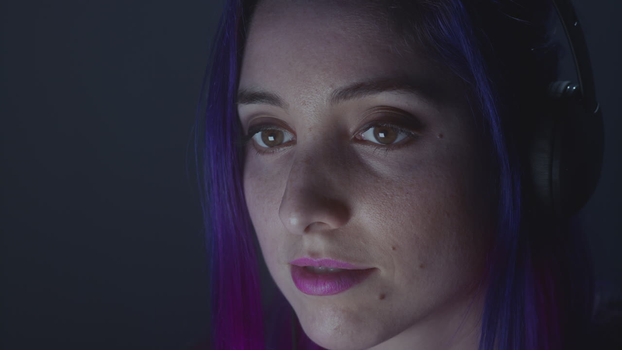 primer plano de una joven leyendo en su computadora portátil