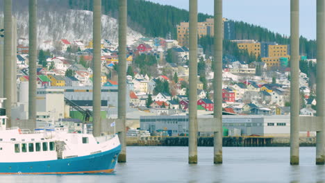 Ein-Boot-Fährt-Unter-Der-Brücke-Von-Tromsø,-Norwegen-Hindurch