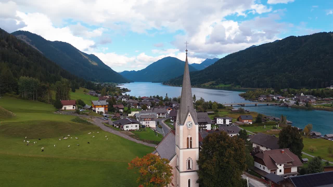 Piccola chiesa con una bellissima campagna ai piedi delle montagne, Austria