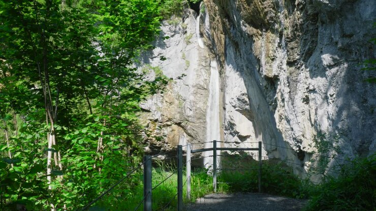 İsviçre'nin Glarus kantonunda, Fatschbach deresi üzerindeki Berglistuber şelalesi