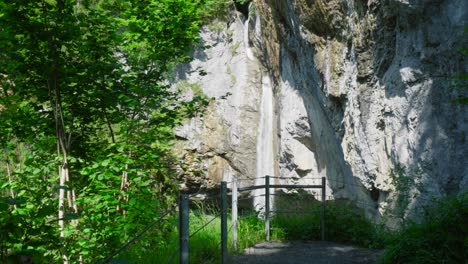 la cascada berglistuber en el arroyo fatschbach, cantón de glarus, suiza