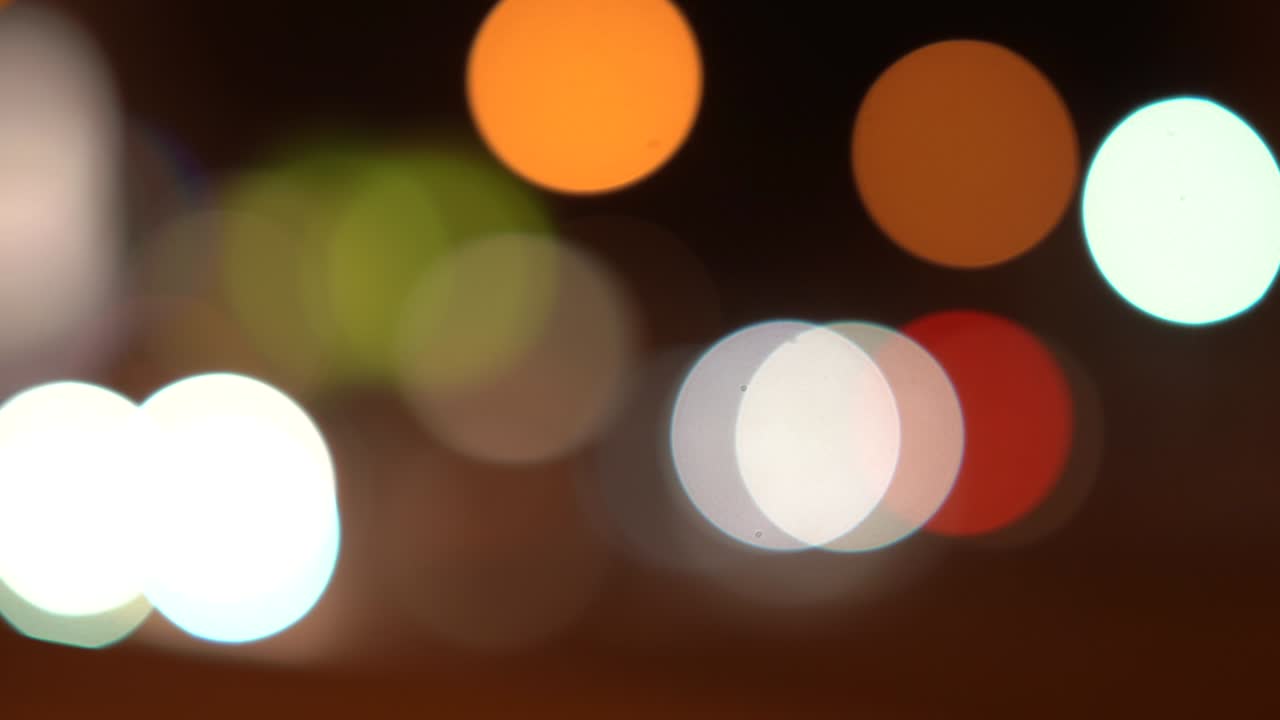 la noche de la ciudad borrosa, las luces de tráfico de la calle.