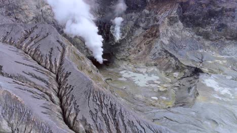 vista aérea del cráter del volcán whakaari white island en nueva zelanda