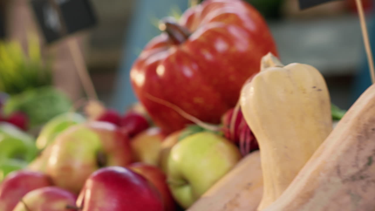 frutas y verduras frescas en un mercado de agricultores