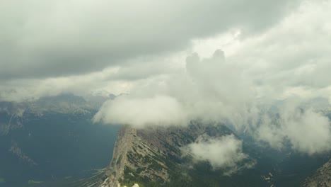 volar hacia las nubes cordillera rocosa, dolomitas tirol del sur italia