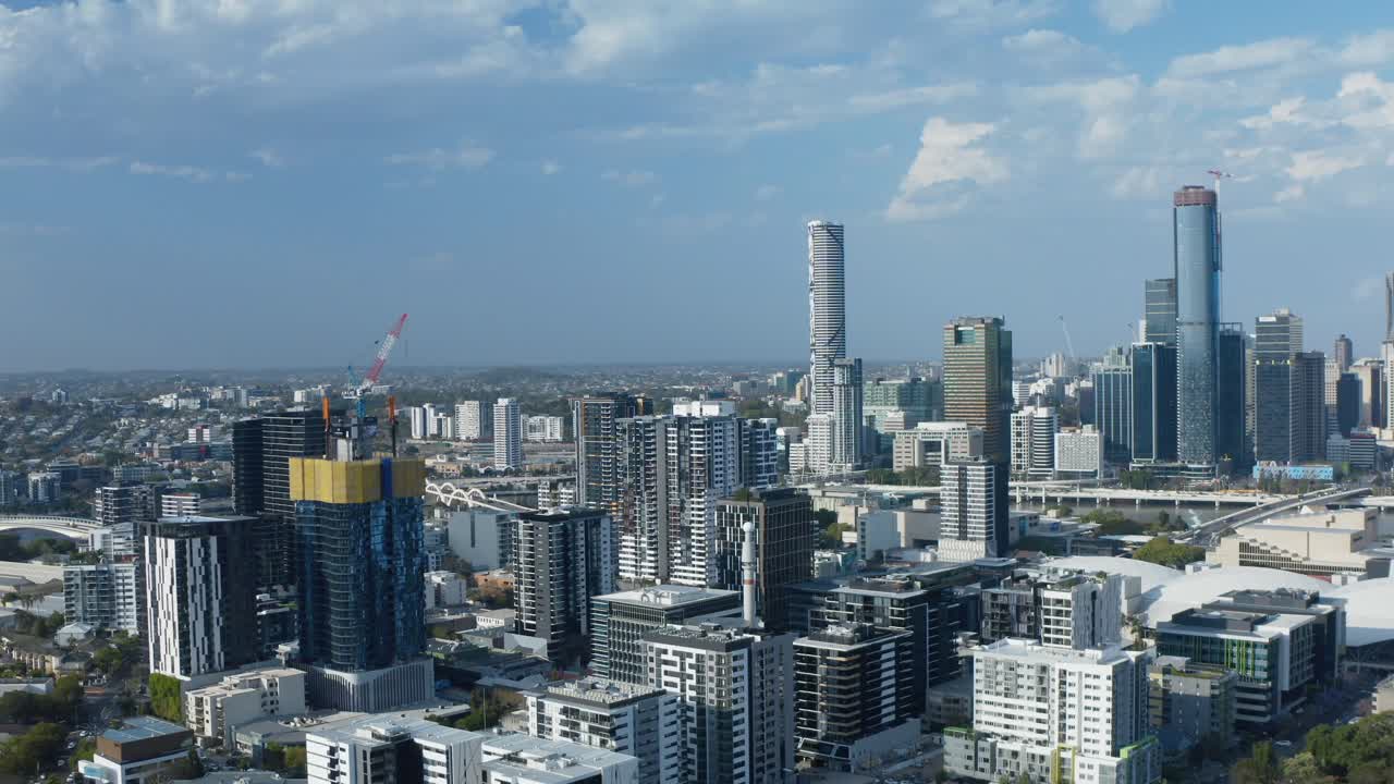 브리즈번 시를 향해 서쪽 끝을 날아다니는 드론  ⁇